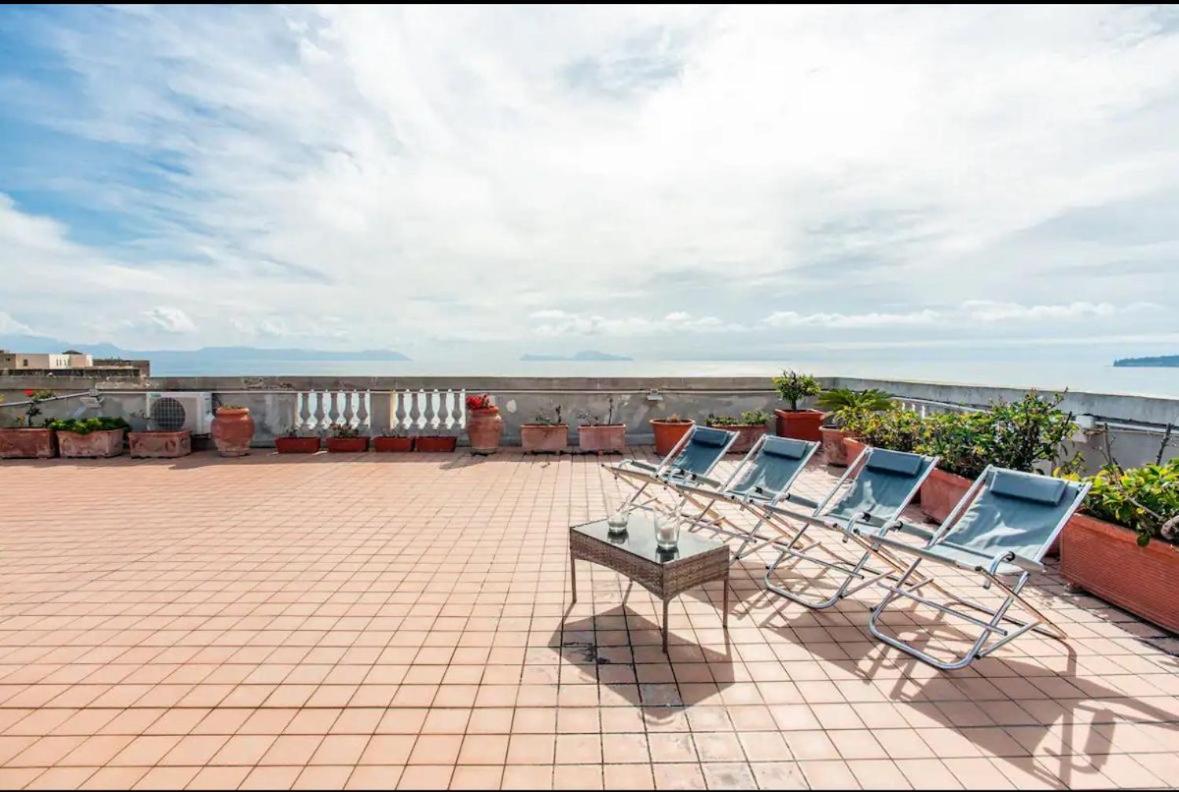 Rooftop In Front Of The Castle Neapel Exterior foto